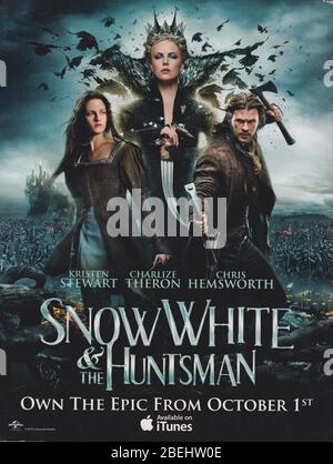 Affiche publicitaire Snow White et The Huntsman dans le magazine papier de 2012, distribution inclut Kristen Stewart, Charlize Theron, Chris Hemsworth Banque D'Images