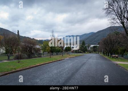 Route asphaltée traversant la petite ville de Talbingo en Australie rurale. Région de Snowy Mountain Banque D'Images