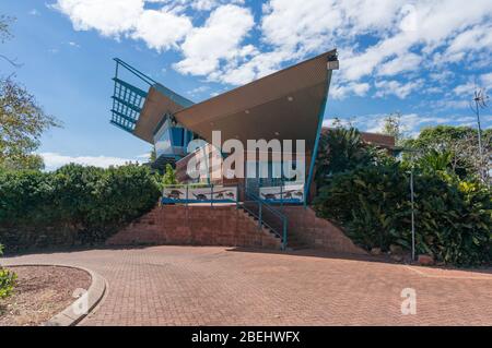 Territoire du Nord, Australie - 2 juin 2019 : fenêtre sur le bâtiment du centre d'accueil des visiteurs de Wetlands. Infrastructure touristique dans le territoire du Nord Banque D'Images