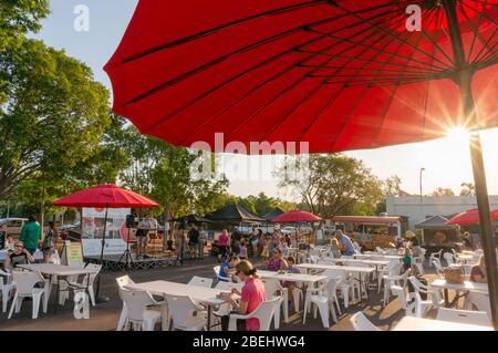 Darwin, Australie - 1er juin 2019 : marché de Malak à Darwin. Les gens qui se amusent sur le marché agricole de Malak Banque D'Images