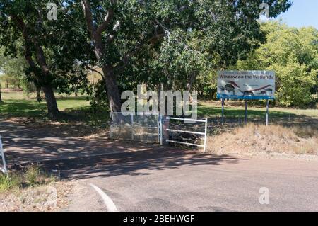 Territoire du Nord, Australie - 2 juin 2019 : entrée et porte de la fenêtre sur le site naturel des zones humides et la destination touristique Banque D'Images