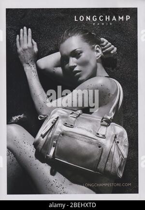 Affiche publicitaire maison de mode Longchamp avec Kate Moss dans le magazine papier de 2007 ans, publicité, publicité créative Longchamp des années 2000 Banque D'Images