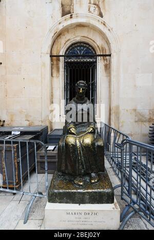 Statue de Marin Držić ( célèbre écrivain de Dubrovnik ) dans la vieille ville de Dubrovnik, Croatie. Banque D'Images