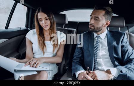 Les jeunes de l'équipe d'affaires travaillent ensemble dans la voiture Banque D'Images
