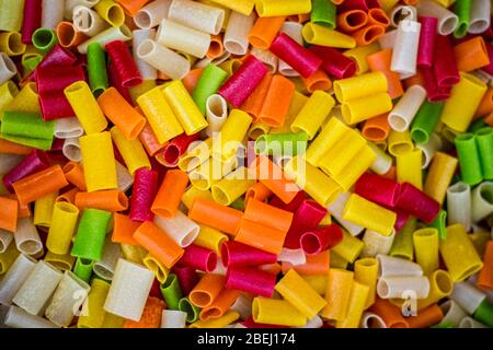 Anneau Vadagams - Maison fait couleur vathal, vadagam et papad. Papad couleur et vadagames en anneau sur le marché. Des aliments de qualité Banque D'Images