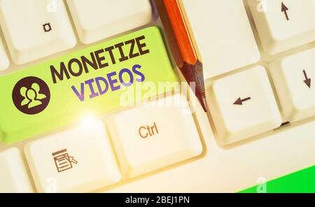 Écriture manuelle conceptuelle montrant Des vidéos Monétiser. Concept signification processus de gagner de l'argent à partir de vos vidéos YouTube téléchargées Banque D'Images