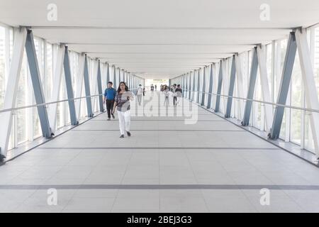 Manille, Philippines - 20 avril 2018 : photo prise dans le passage pour piétons, les gens traversent le couloir Banque D'Images