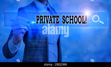 Panneau texte montrant l'école privée. Photo d'affaires texte une école indépendante soutenue entièrement par le paiement des frais Banque D'Images