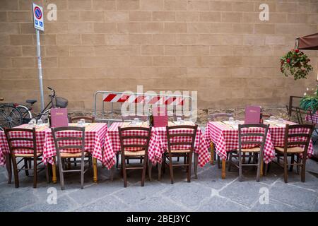 Tables de restaurant avec couvre-carreaux rouges sur la rue Banque D'Images