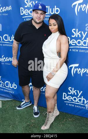 Las Vegas, États-Unis. 13 avril 2020. (FICHIER) Rob Kardashian accuse Blac Chyna de lui pointer un pistolet pendant l'altercation. LAS VEGAS, NEVADA, États-Unis - 28 MAI : personnalité de la télévision Rob Kardashian et modèle Blac Chyna hôte Memorial Day Weekend Party tenu au Sky Beach Club à Tropicana Las Vegas le 28 mai 2016 à Las Vegas, Nevada, États-Unis. (Photo de Xavier Collin/Agence de presse d'images) crédit: Agence de presse d'images/Alay Live News Banque D'Images