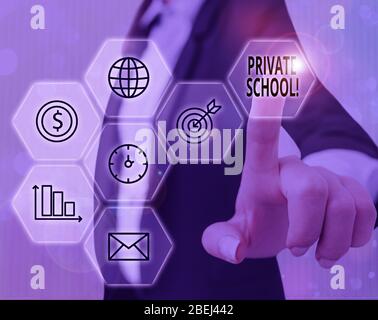Panneau texte montrant l'école privée. Photo d'affaires texte une école indépendante soutenue entièrement par le paiement des frais Banque D'Images