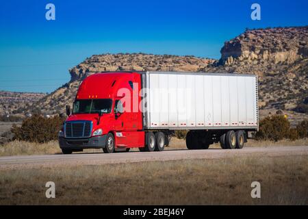 Tracteur de grande plate-forme à dix-huit roues avec remorque sur route. Industrie du camionnage Banque D'Images