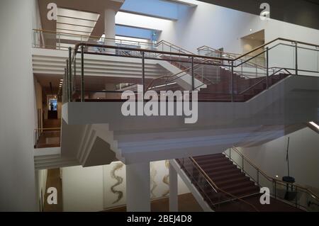 Cologne, Allemagne. 14 avril 2020. L'escalier du Musée Ludwig, pris tôt le matin. Le bâtiment, comme les autres musées, reste fermé aux visiteurs. Pour contenir le coronavirus, la Rhénanie-du-Nord-Westphalie a interdit toutes les collections de trois personnes ou plus en public. Crédit: Oliver Berg/dpa/Alay Live News Banque D'Images