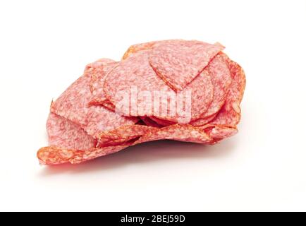 Tas de salami finement tranché sur fond blanc. Banque D'Images