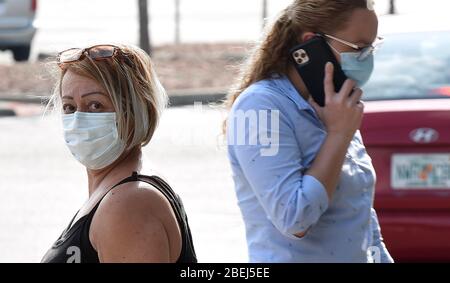 Kissimmee, États-Unis. 13 avril 2020. Les femmes portent des masques le premier jour où les responsables locaux du comté d'Osceola, en Floride, près d'Orlando, ont rendu obligatoire le port de revêtements de visage dans un effort pour freiner la propagation de la pandémie COVID-19. Crédit: SOPA Images Limited/Alay Live News Banque D'Images