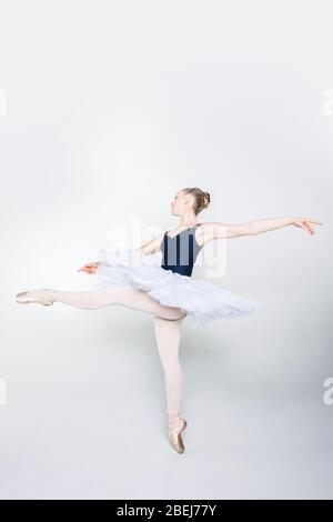 Jeune ballerina pratique le ballet se déplace dans le studio Banque D'Images