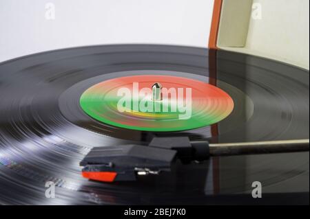 Gros plan d'un enregistrement en vinyle qui tourne sur un plateau tournant Banque D'Images