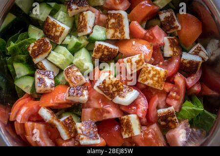 Vue rapprochée isolée sur une salade grecque bio fraîche avec du fromage grec grillé Banque D'Images