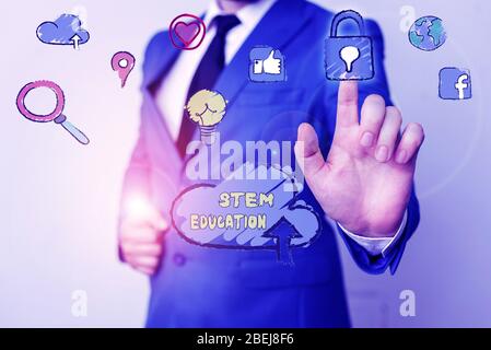 Signe texte montrant l'éducation de la tige. Photo d'affaires mettant en vedette développer pour préparer les élèves du primaire et du secondaire pour l'université Banque D'Images