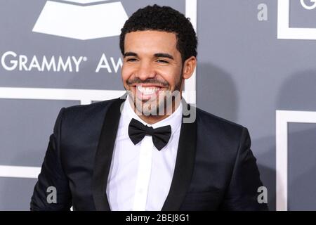 Los Angeles, États-Unis. 14 avril 2020. (FICHIER) Drake fait ses débuts historiques au n° 1 sur Billboard Hot 100 avec « Toosie Slide ». Il devient le premier acte masculin avec trois arrivées no 1, comme il obtient son septième topper total. LOS ANGELES, CA, USA - 10 FÉVRIER : le rappeur Drake portant Saint Laurent arrive aux 55ème prix GRAMMY annuels qui se sont tenus au Staples Center le 10 février 2013 à Los Angeles, Californie, États-Unis. Crédit: Image Press Agency/Alay Live News Banque D'Images