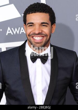 Los Angeles, États-Unis. 14 avril 2020. (FICHIER) Drake fait ses débuts historiques au n° 1 sur Billboard Hot 100 avec « Toosie Slide ». Il devient le premier acte masculin avec trois arrivées no 1, comme il obtient son septième topper total. LOS ANGELES, CA, USA - 10 FÉVRIER : le rappeur Drake portant Saint Laurent arrive aux 55ème prix GRAMMY annuels qui se sont tenus au Staples Center le 10 février 2013 à Los Angeles, Californie, États-Unis. Crédit: Image Press Agency/Alay Live News Banque D'Images