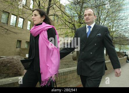 Le major Charles Ingram 39 et sa femme Diane 39 arrivent ce matin à la Cour de la Couronne de Southwark. Le couple, avec Tecwen Whittock 53 tous nient "acheter l'exécution d'une sécurité vauable par la tromperie" sur le jeu qui veut être millionnaire le 10 septembre 2001. Banque D'Images