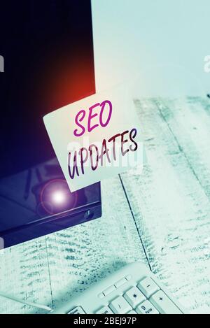 Écriture de texte écriture Seo mises à jour. Photo conceptuelle nouvelle information ou conception dans l'optimisation du moteur de recherche papier de notation collé à l'ordinateur noir Banque D'Images
