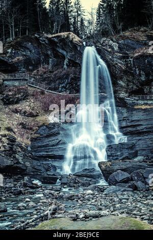 Cascade de Steindalsfossen en soirée, Norvège Banque D'Images