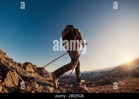 Randonneurs avec des promenades à dos ou explore les montagnes au coucher du soleil Banque D'Images