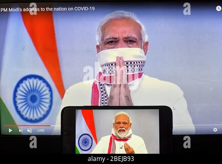 Kolkata, Inde. 14 avril 2020. Dans cette photo, le Premier ministre indien Narendra Modi a vu sur un smartphone et un écran annonçant l'extension du verrouillage jusqu'au 3 mai comme mesure préventive contre la propagation du Coronavirus.l'Inde a confirmé 10 200 cas de coronavirus et 330 décès. Crédit: SOPA Images Limited/Alay Live News Banque D'Images