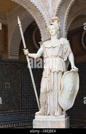 Statue d’Athena dans le patio principal de la Casa de Pilatos, ou Maison de Pilate, Séville, province de Séville, Andalousie, sud de l’Espagne. Banque D'Images