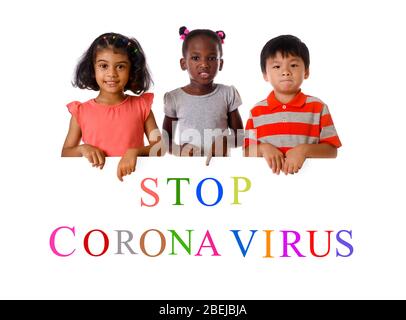 Le groupe d'enfants multiraciaux montre '''Stop Coronavirus'' . Concept 2019-nCov. Éclosions de virus Corona. Espace de copie intégré, Banque D'Images