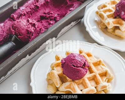 Glace et gaufres parfumées. Gros plan Banque D'Images