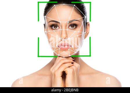 Concept d'authentification biométrique. Système de reconnaissance faciale de belle femme sur fond blanc Banque D'Images