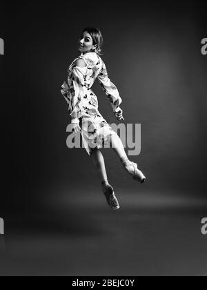 Danseuse de ballet ou ballerina classique dansant isolé noir et blanc photo. La danse, la grâce, l'artiste, le contemporain, le mouvement, l'action et le concept de mouvement Banque D'Images