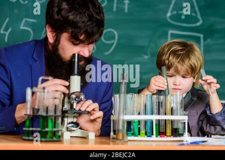 Professeur et garçon en laboratoire chimique. Étudier la chimie et la biologie. Exemple personnel et inspiration. Étudier est intéressant. Étudier l'activité éducative par l'expérience. J'aime étudier à l'école. Banque D'Images