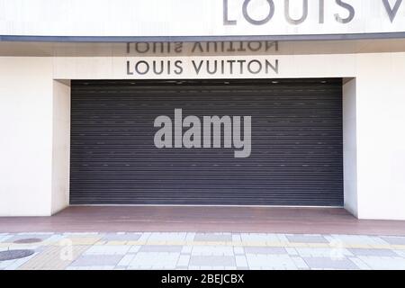 Tokyo, Japon. 14 avril 2020. LE magasin LOUIS VUITTON Ikebukuro est considéré comme fermé temporairement à Tokyo, au Japon, le 14 avril 2020, dans un contexte d'urgence en raison de la propagation du nouveau coronavirus. Crédit: AFLO/Alay Live News Banque D'Images