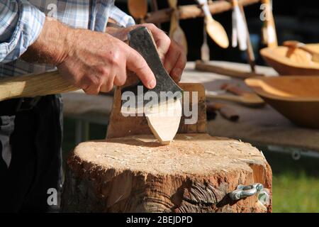 Un bois de sculpture Craftsman traditionnel avec une main Ax. Banque D'Images