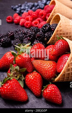 au premier plan, les glaces sont à la base de fraises, de mûres, de framboises et de bleuets Banque D'Images