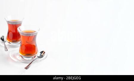 Deux tasses de thé turc sur fond blanc. Cuisine traditionnelle turque. Isoler Banque D'Images