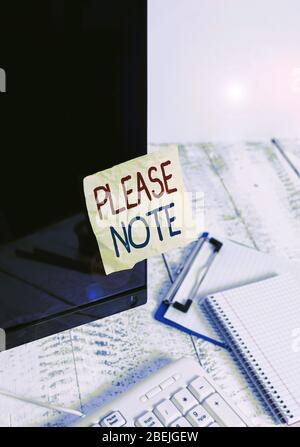 Note d'écriture montrant s'il vous plaît noter. Le concept d'affaires pour la façon formelle de montrer s est l'attention à certaines informations Note papier collé à la noir de la comorté Banque D'Images