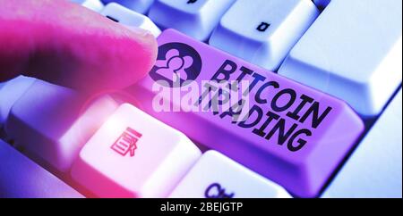 Note d'écriture montrant Bitcoin Trading. Concept d'affaires pour l'achat et la vente de crypto-monnaie sur le marché des actions Banque D'Images