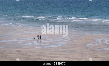 En raison de la pandémie de Coronavirus Covid 19 personnes distancer social sur la plage de Fistral à Newquay, en Cornwall. Banque D'Images