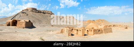 Ruines de bâtiments rituels devant la Tour de silence Dakhmeh Zoroastrian, Yazd, Iran Banque D'Images