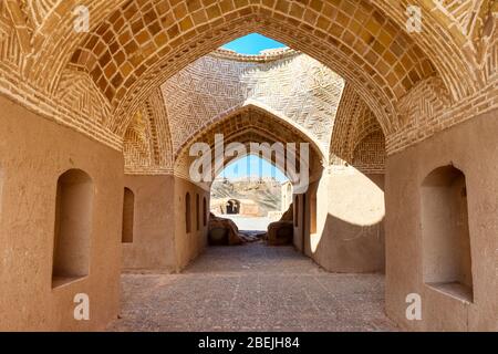 Ruines de bâtiments rituels près de Dakhmeh Zoroastrian Tower of Silence, Yazd, Iran Banque D'Images