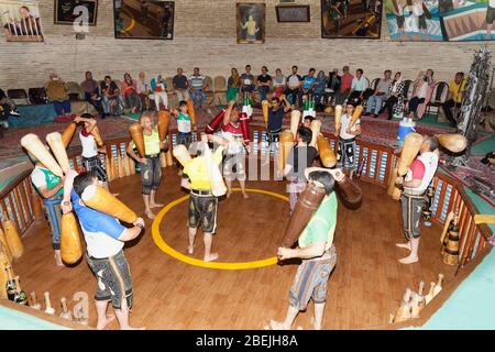 Koshti, cours traditionnel de formation rituelle pour guerriers dans le Yazd Zourkhaneh connu sous le nom de gymnase ou de Maison De Force; Yazd, Iran Banque D'Images