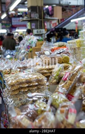 Un stand de nourriture au marché de Warorot Banque D'Images