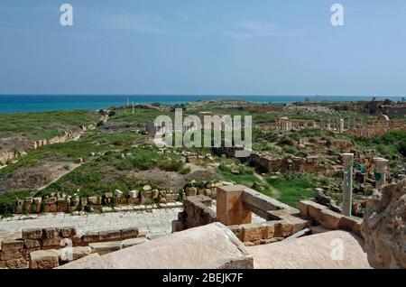 Vue sur les ruines de la mer depuis les ruines antiques du théâtre romain sur le site archéologique de Leptis Magna, en Libye Banque D'Images