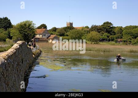 Église des Saints, Freshwater, Isle of Wight, Angleterre, Royaume-Uni : vue depuis la chaussée sur le Yar de la rivière à marée haute Banque D'Images