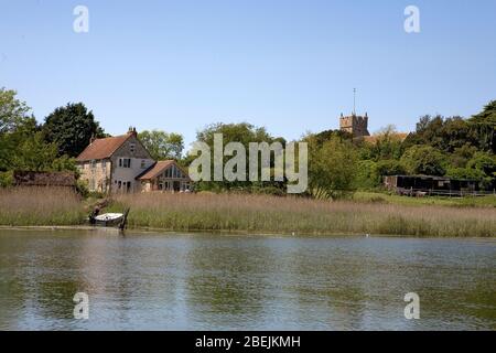 Église des Saints, Freshwater, Isle of Wight, Angleterre, Royaume-Uni : vue depuis la chaussée sur le Yar de la rivière à marée haute Banque D'Images